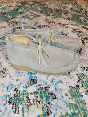 Clarks Wallabee Light Maple Suede Boots, Size Youth 2.5